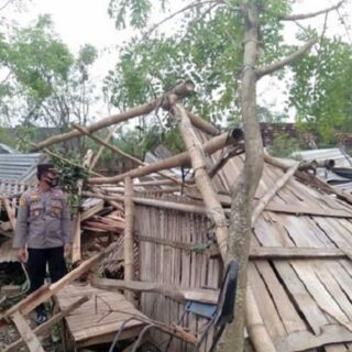 Diterjang Puting Beliung, Ruko dan Rumah Warga di Pati Rusak Parah