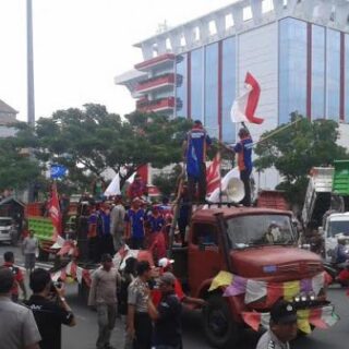 Tolak ODOL, Ratusan Sopir Truk Grebek Kantor Gubernur Jateng Hari Ini