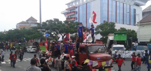 Tolak ODOL, Ratusan Sopir Truk Grebek Kantor Gubernur Jateng Hari Ini