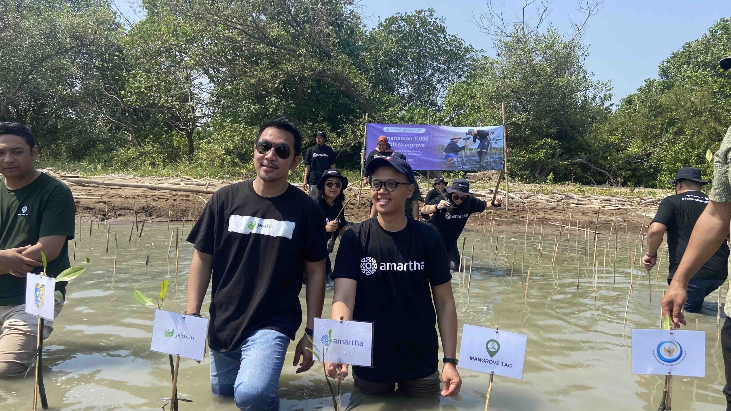 Kurangi Emisi Karbon, Amartha Gandeng Jejakin Tanam Ribuan Mangrove di Pesisir Pantai Morodemak