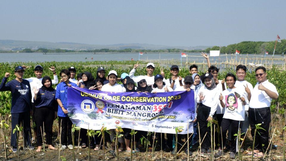 Peduli Konservasi, Ribuan Maba Udinus Tanam Mangrove di Pantai Mangunharjo