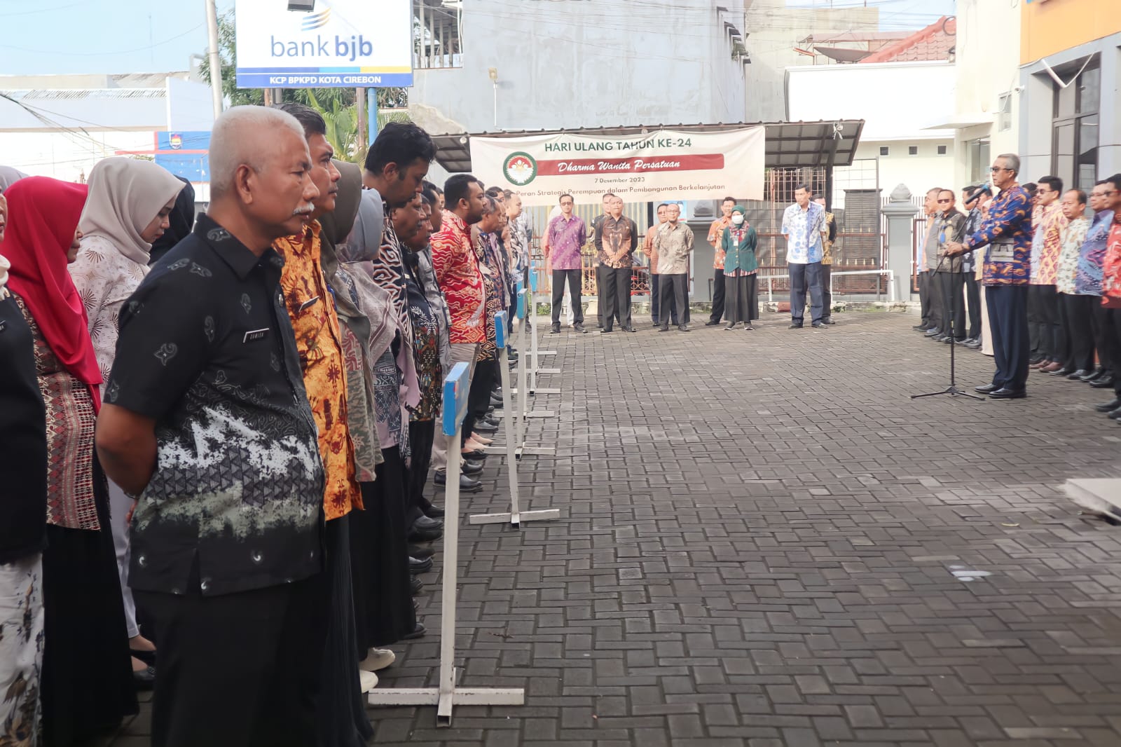 Pj Wali Kota Cirebon Pimpin Apel di BPKPD