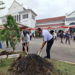 KAI Daop 3 Cirebon Tanam 365 Pohon Melalui Program KAI Go Green