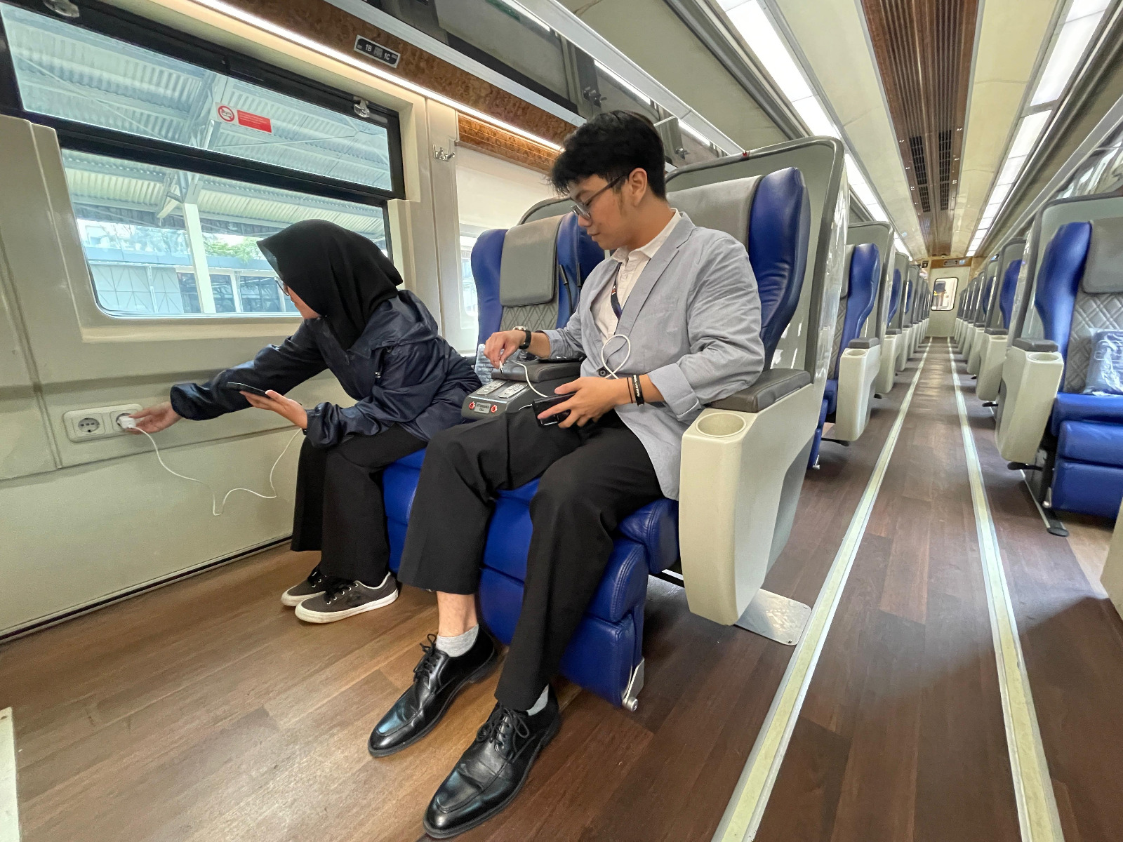 Demi Kenyamanan Bersama, KAI Ingatkan Kembali Aturan Penggunaan Stop Kontak di Kereta Api