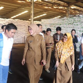 Hadiri Gebyar Diskon Pupuk Non-Subsidi, Pemkab Cirebon Imbau Petani Gunakan Pupuk Organik