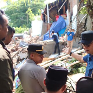 Pj Walikota Cirebon Tinjau Lokasi Longsor dan Rumah Ambruk