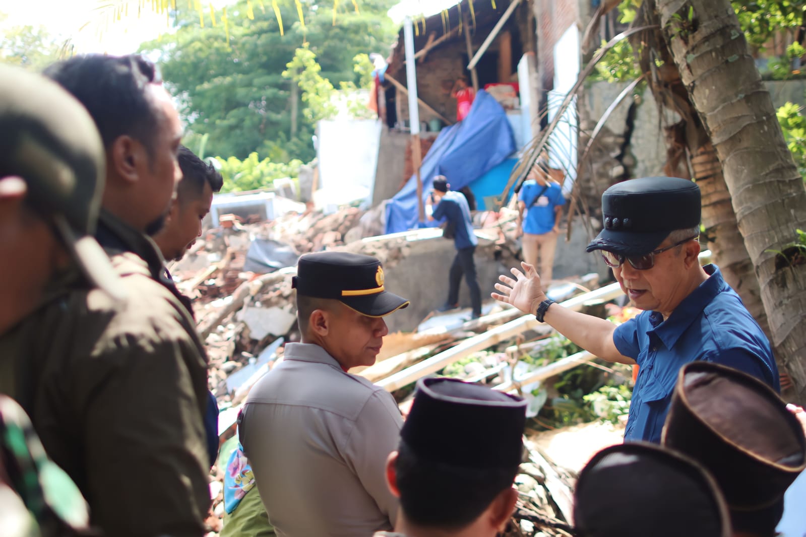 Pj Walikota Cirebon Tinjau Lokasi Longsor dan Rumah Ambruk