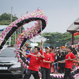 Rayakan Imlek 2575 Kongzili, KAI Gelar Atraksi Barongsai di Stasiun Cirebon