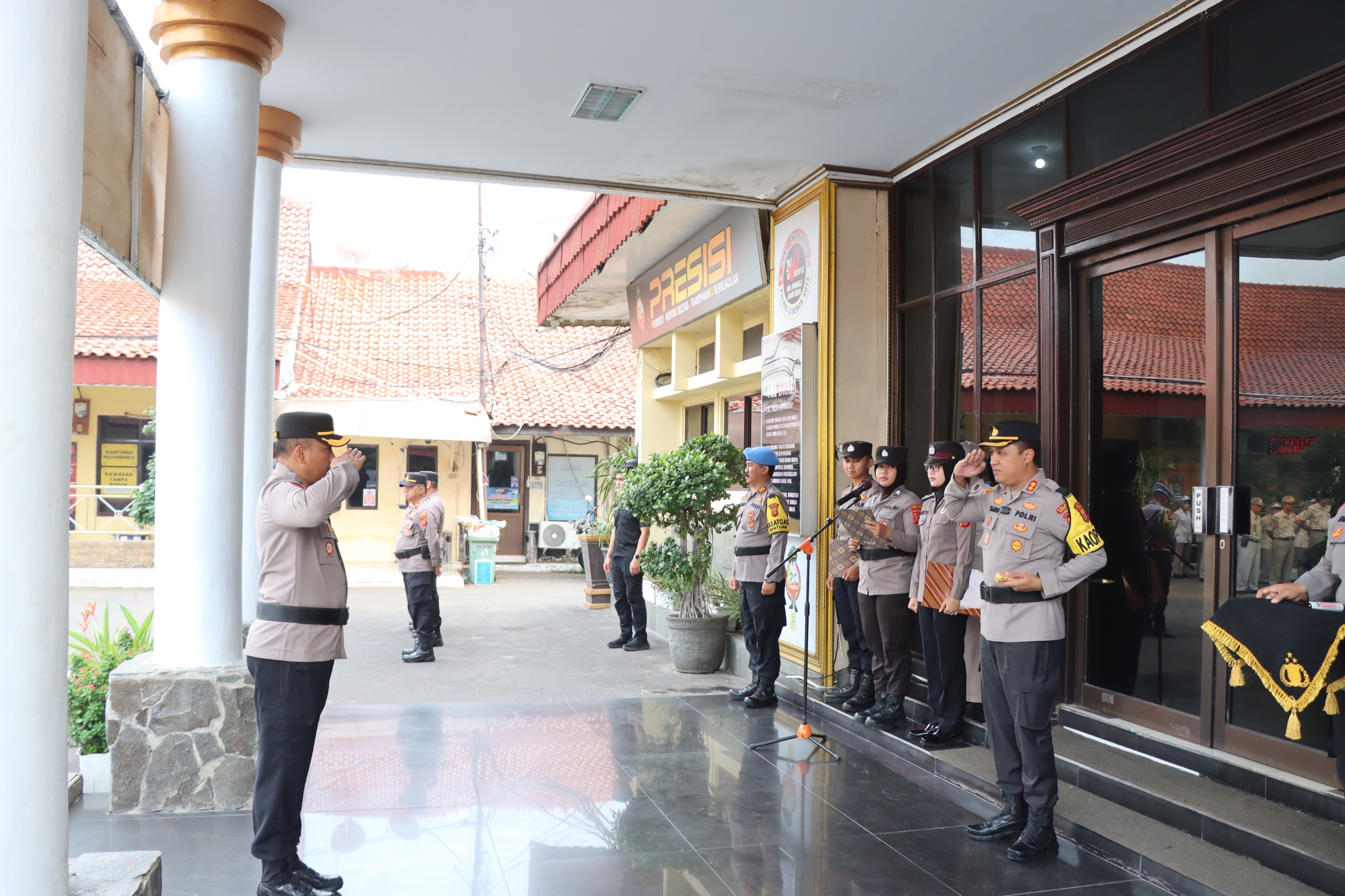 Kapolres Cirebon Kota Pimpin Upacara PTDH