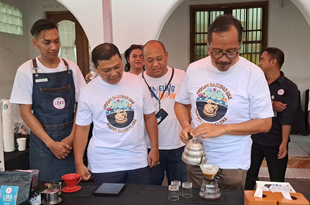 KAI Sediakan 2.750 Cup Kopi Gratis di Stasiun Cirebon dan Diskon Tiket 20% Dalam Acara Ngopi Bareng