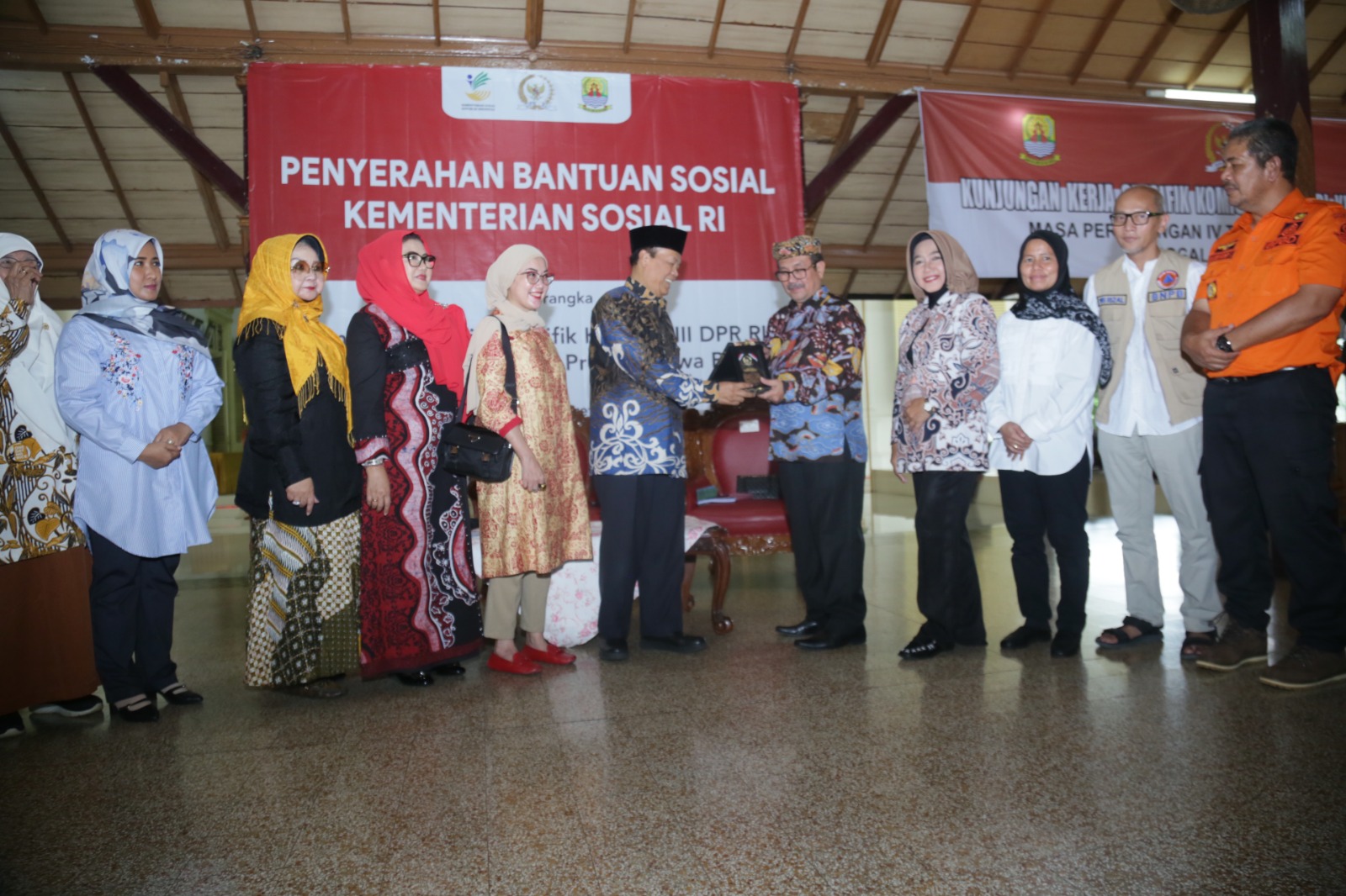 Tanggap Darurat Banjir, Bupati Cirebon Terima Bantuan Kemensos dan BNPB