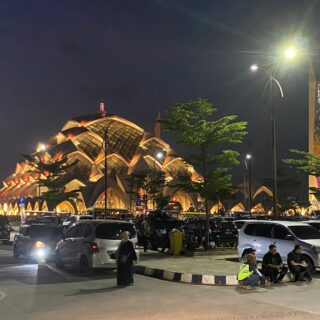 Saber Pungli Provinsi Jabar Amankan Parkir Liar di Masjid Al-Jabar