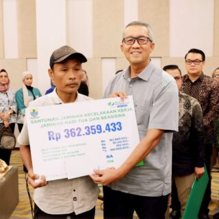 May Day, Pj Wali Kota Cirebon Serahkan Manfaat BPJS Ketenagakerjaan