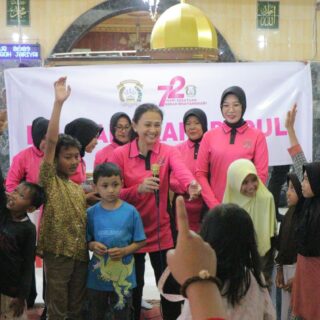 Ketum Bhayangkari Hibur Anak-anak Pengungsi di Sumbar