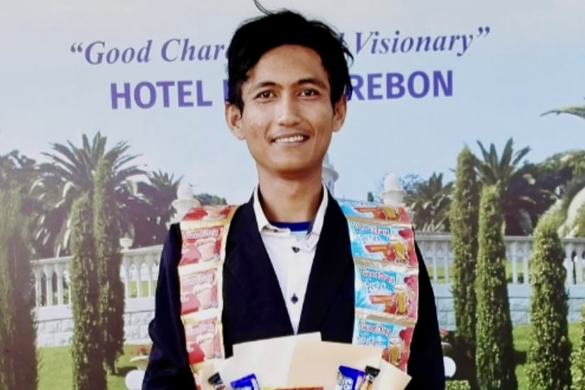 Tukang Parkir Asal Desa Werulor Raih Gelar Sarjana dari UIBB Cirebon