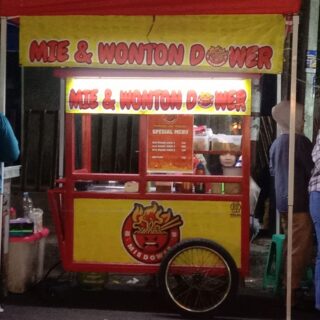 Mie & Wonton Dower: Sensasi Pedas yang Menggugah Selera di Cirebon