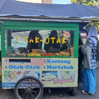 Pedagang Gerobak otak-otak di Jalan Samiaji, Kota Cirebon