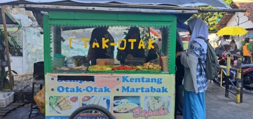 Pedagang Gerobak otak-otak di Jalan Samiaji, Kota Cirebon
