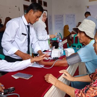 Ratusan Warga Serbu Pengobatan Gratis Cirebon Power