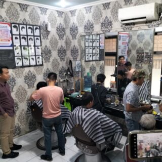 Paslon Eti - Suhendrik Gelar Gunting Rambut Gratis untuk Warga Kelurahan Karyamulya