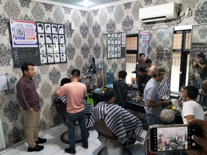 Paslon Eti - Suhendrik Gelar Gunting Rambut Gratis untuk Warga Kelurahan Karyamulya