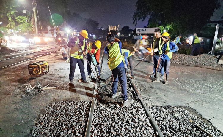 Keselamatan Kereta Api Ditingkatkan di Cirebon Melalui Perbaikan 84 Titik Perlintasan