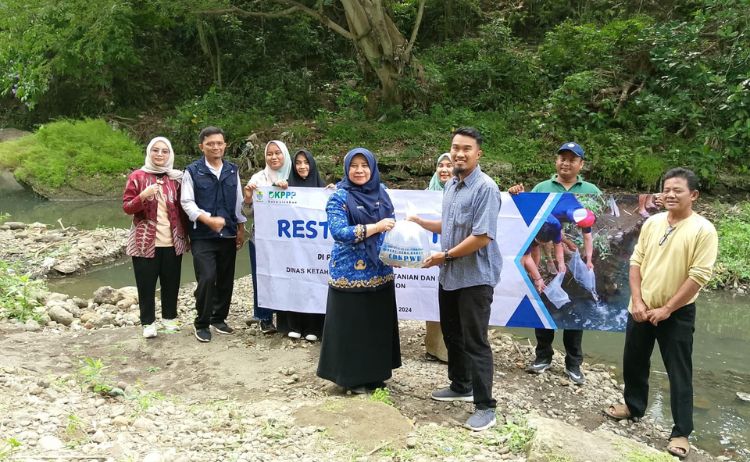 Pemda Kota Cirebon Lakukan Restocking Ikan untuk Pulihkan Populasi Perairan Umum