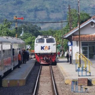 10 Stasiun Tertinggi di Indonesia: Keindahan Alam dan Akses Wisata Menarik di Sekitar
