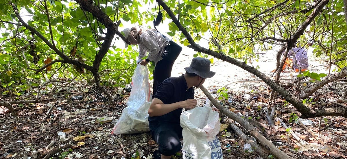 Jaga Kawasan Konservasi, Pertamina Patra Niaga Regional JBB Gelar Program Coastal Clean-Up