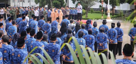 Upacara HUT PGRI, Hari Guru, dan HUT Korpri, Pj Wali Kota Cirebon Ajak Refleksi dan Perkuat Komitmen
