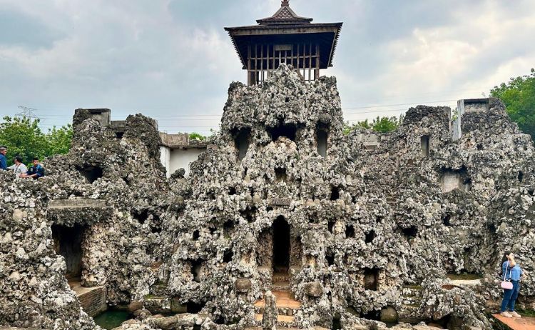Pengunjung Goa Sunyaragi Diprediksi Meningkat Jelang Tahun Baru 2025