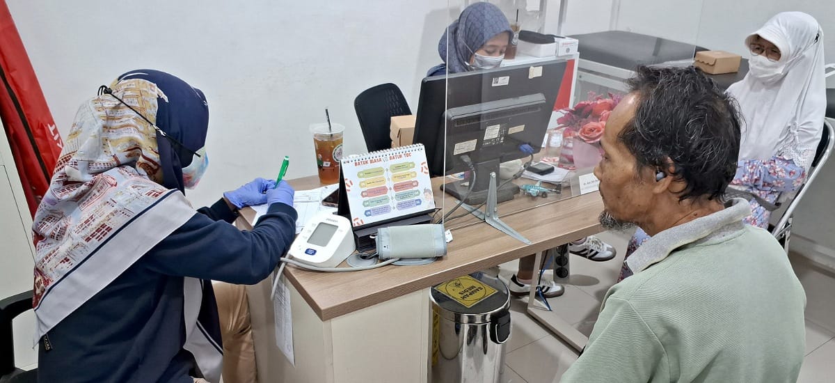 PT KAI Daop 3 Cirebon Salurkan Program PMT dan Pemeriksaan Kesehatan Gratis