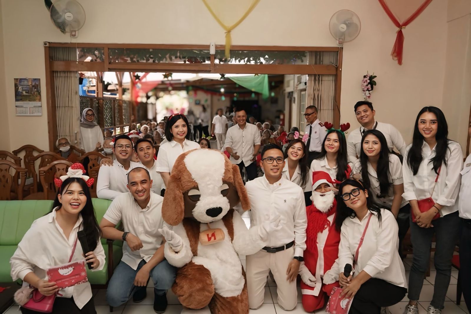 Berbagi Keceriaan Natal, Swiss-Belresort Dago Heritage dan Zest Sukajadi Bandung Kunjungi Panti Jompo
