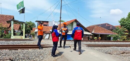 KAI Daop 3 Cirebon dan Balai Teknik Perkeretaapian Jabar Lakukan Monitoring Perlintasan Sebidang