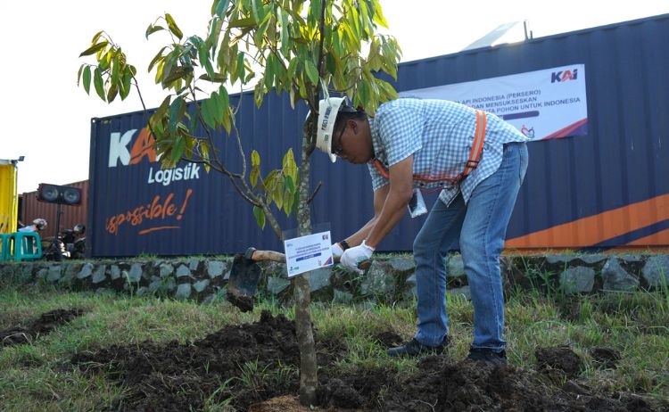 KAI Logistik Tanam 1.200 Pohon di Berbagai Wilayah untuk Dukung Gerakan Satu Juta Pohon