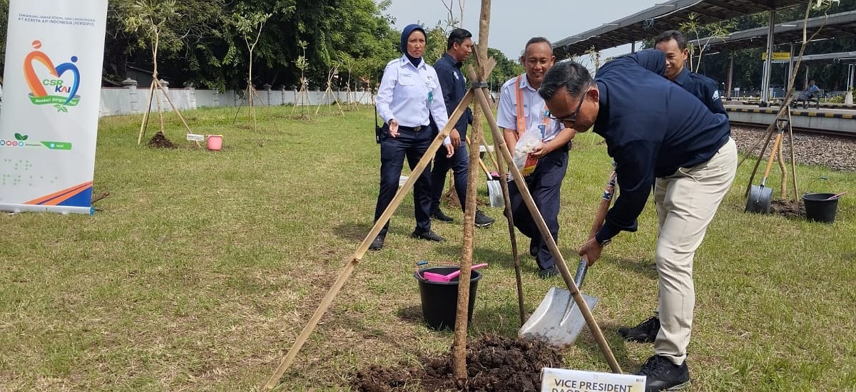 Dukung Pelestarian Lingkungan, KAI Daop 3 Cirebon Tanam 200 Pohon