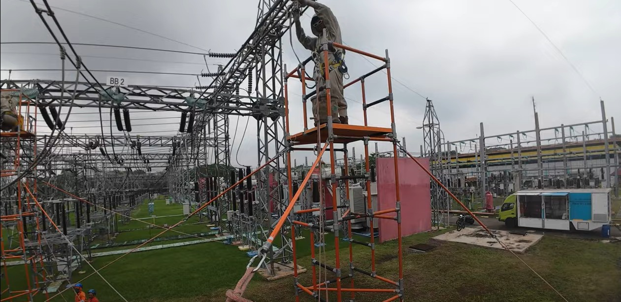 Sukses Lakukan Pemeliharaan Busbar, UPT Cirebon Berhasil Pasok Listrik Andal Saat Tahun Baru Imlek