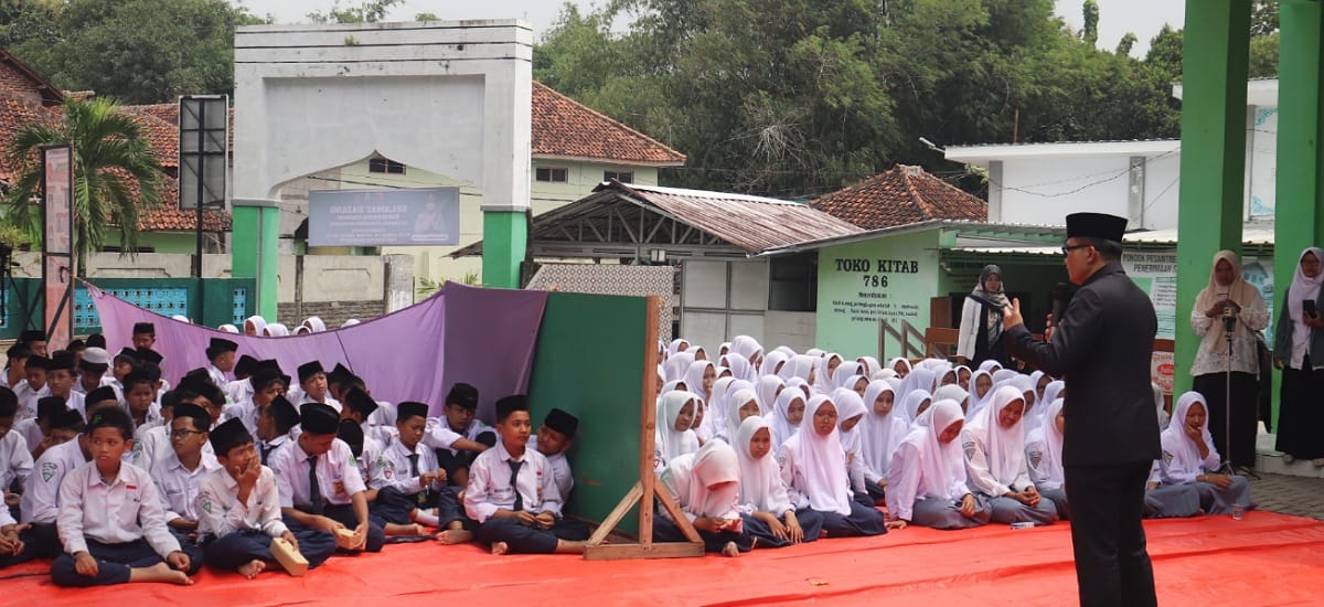 PJ Bupati Cirebon Kunjungi Pesantren Al-Jauhariyah, Berikan Motivasi kepada Santri