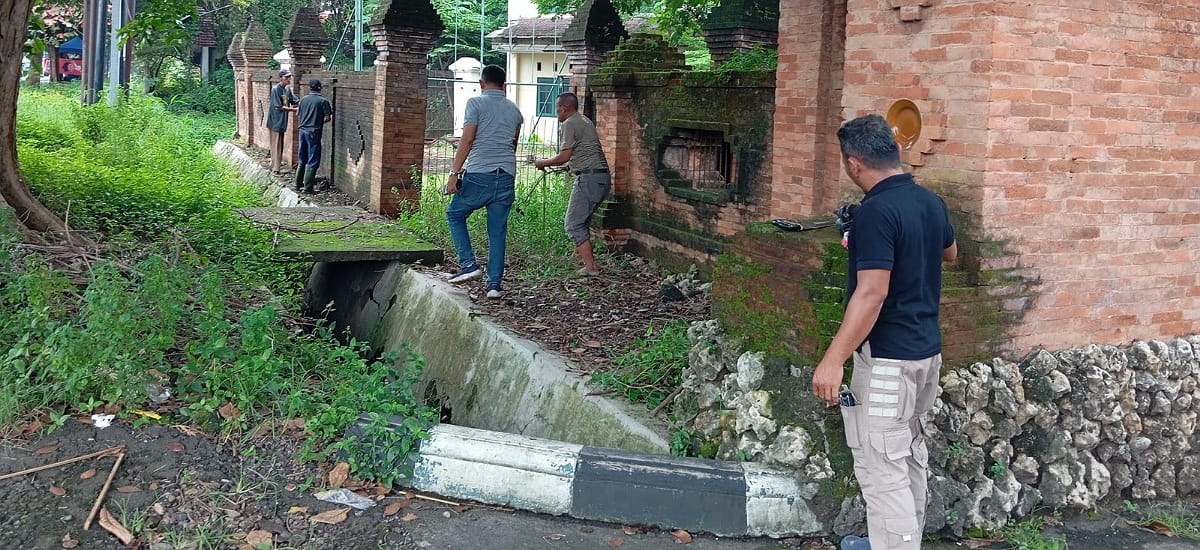 Sambut Lebaran 2025, Pengelola Goa Sunyaragi Cirebon Lakukan Kegiatan Bersih-bersih