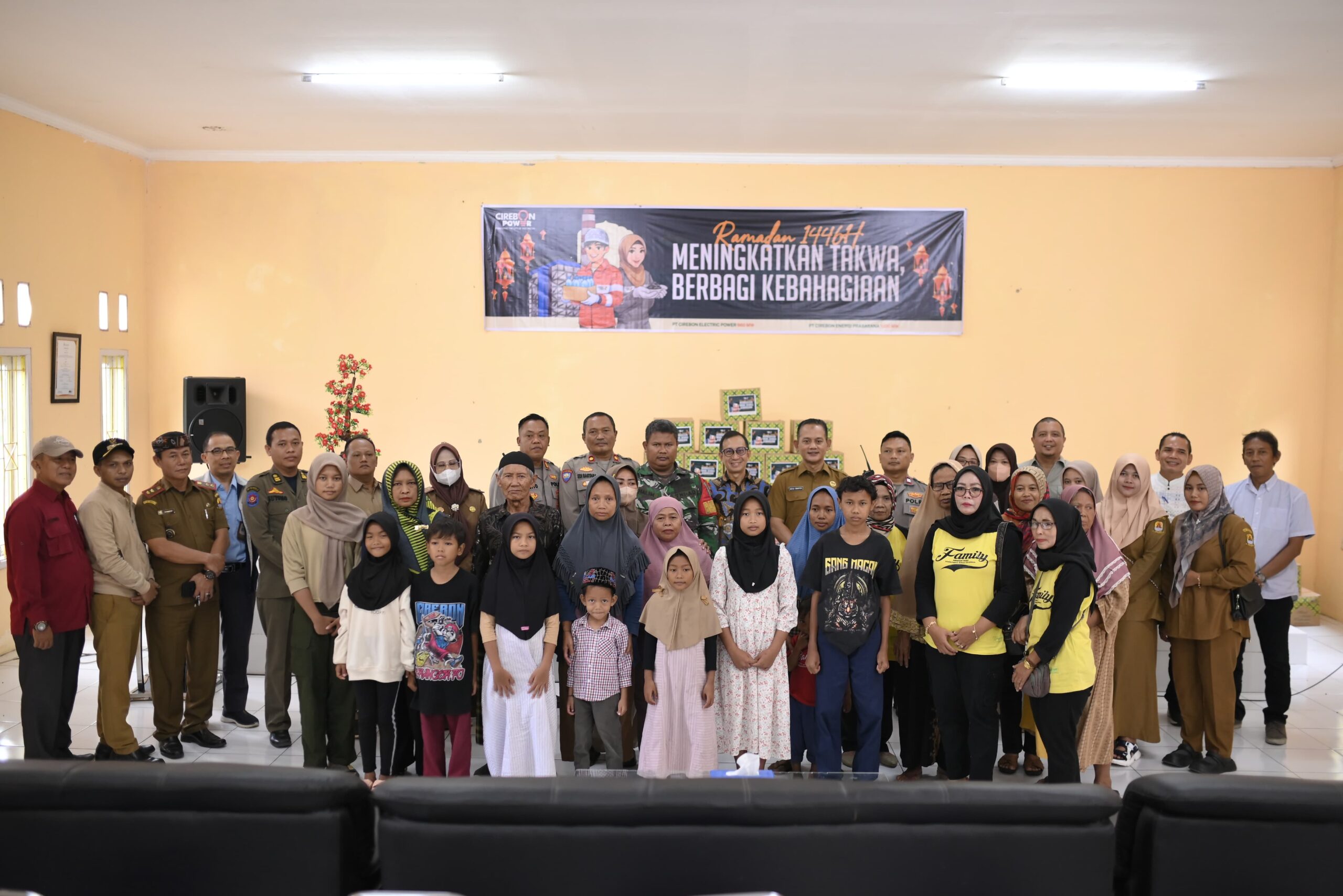 Cirebon Power, Bagikan 1.250 Bingkisan Lebaran untuk Warga