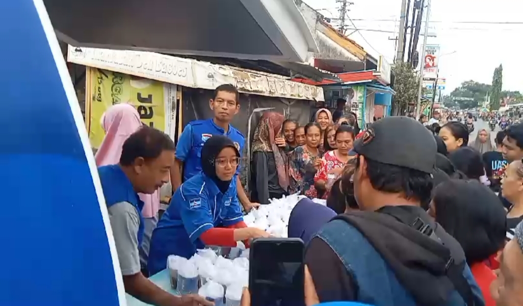 Herman Khaeron dan Ratnawati Kompak Bagikan Takjil di Wilayah Cirebon