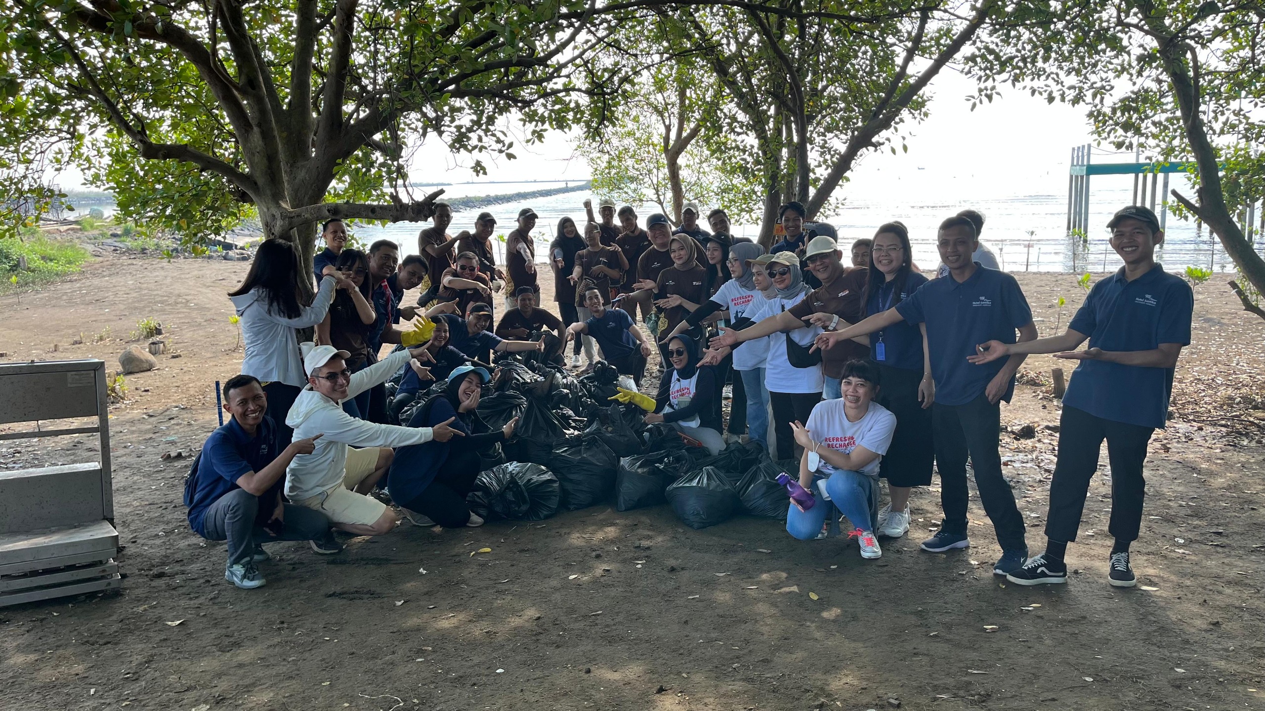 Santika Indonesia Hotels & Resorts Area Cirebon Lakukan Kegiatan Bersih-bersih di Kawasan Wisata Bahari Kejawanan
