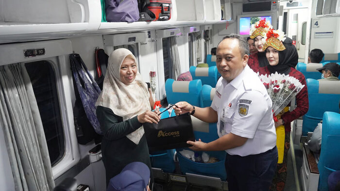 Peringati Hari Kartini, KAI Daop 8 Surabaya Sapa Pelanggan serta Bagikan Ratusan Bunga dan Suvenir