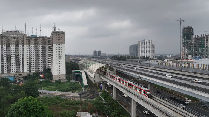 LRT Jabodebek Ajak Pengguna Lebih Waspada dan Manfaatkan Fasilitas Pengering Payung di Stasiun Selama Cuaca Hujan