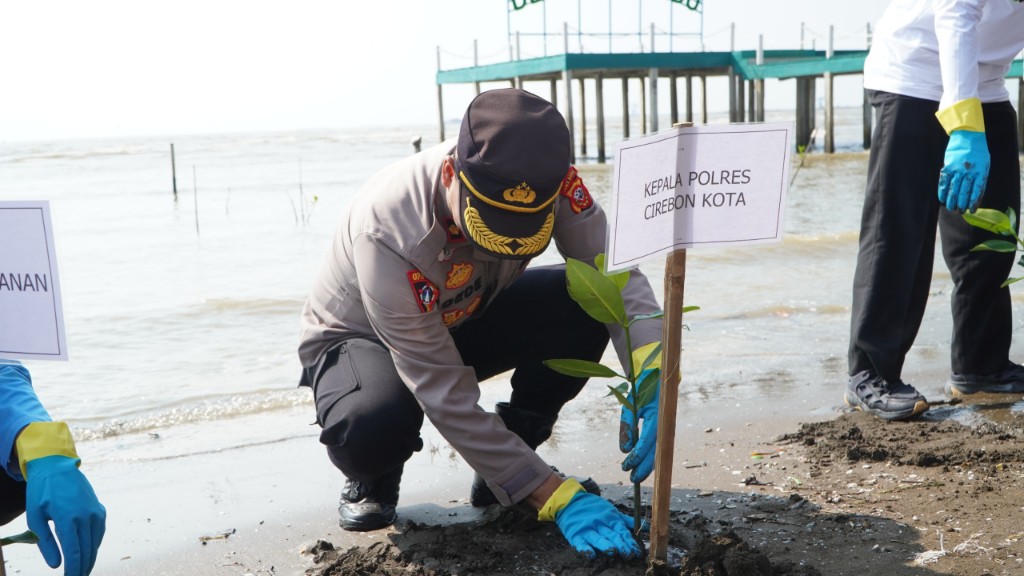 Peringati Hari Lingkungan Hidup, Polres Ciko Ikuti Aksi Bersih Pantai dan Tanam Mangrove