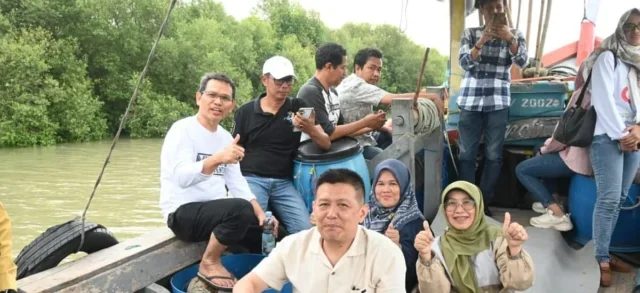 Wisata Bahari Cirebon: Menikmati Sunset dan Seafood di Restoran Apung Pantai Baro 