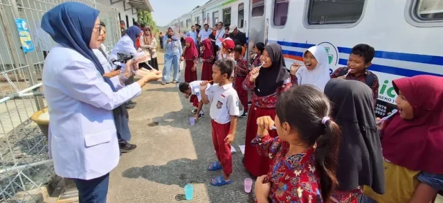 KAI Daop 3 Cirebon Gelar Rail Clinic di Stasiun Arjawinangun, Layani 200 Warga Secara Gratis