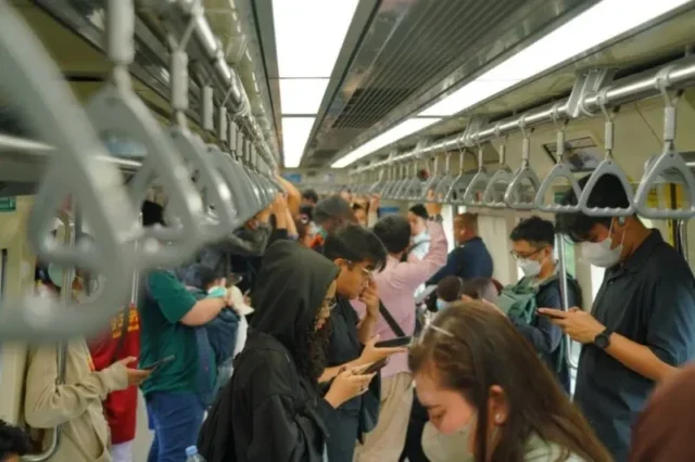 Pengguna LRT Jabodebek Naik 12% Selama Penerapan Kebijakan ASN Wajib Naik Transum, KAI Sambut Baik Wacana Perluasan Penerapan untuk Pegawai Swasta