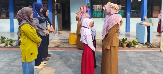 Momen Haru Warnai MPLS Hari Pertama di SDN Taman Kalijaga Permai Cirebon, Orang Tua Serahkan Anak Secara Simbolis