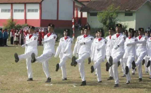 Warga Desa Munjul Cirebon Antusias Ikuti Upacara HUT RI ke-80 di Lapangan Simandung